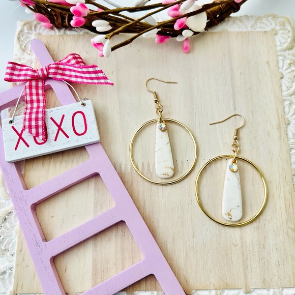 ❤️White and Gold Marbled Hoop Earrings with Iridescent Charms - Picture 3 of 4